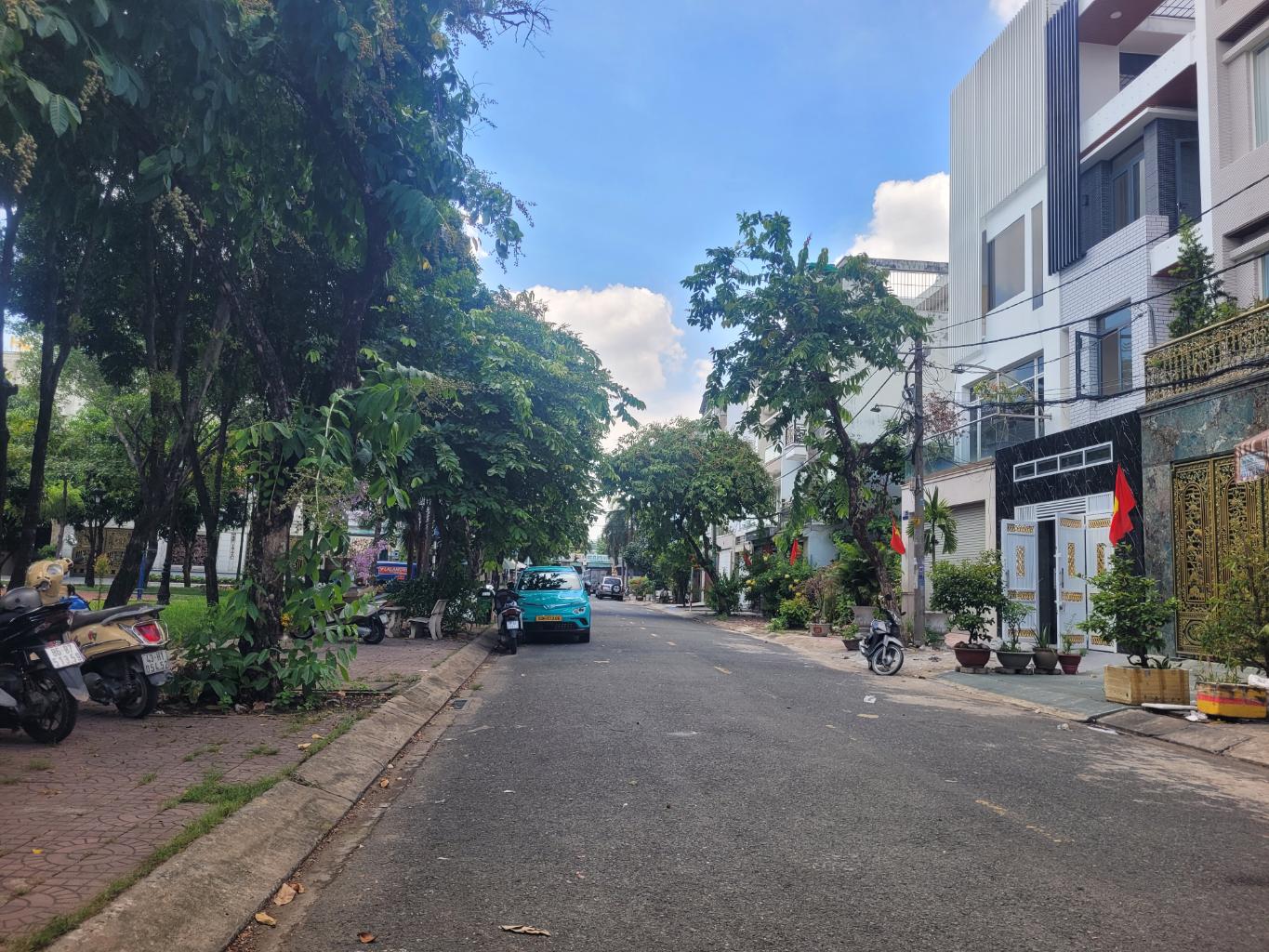 NHÀ SÁT MẶT TIỀN ĐƯỜNG KINH DOANH SẦM UẤT